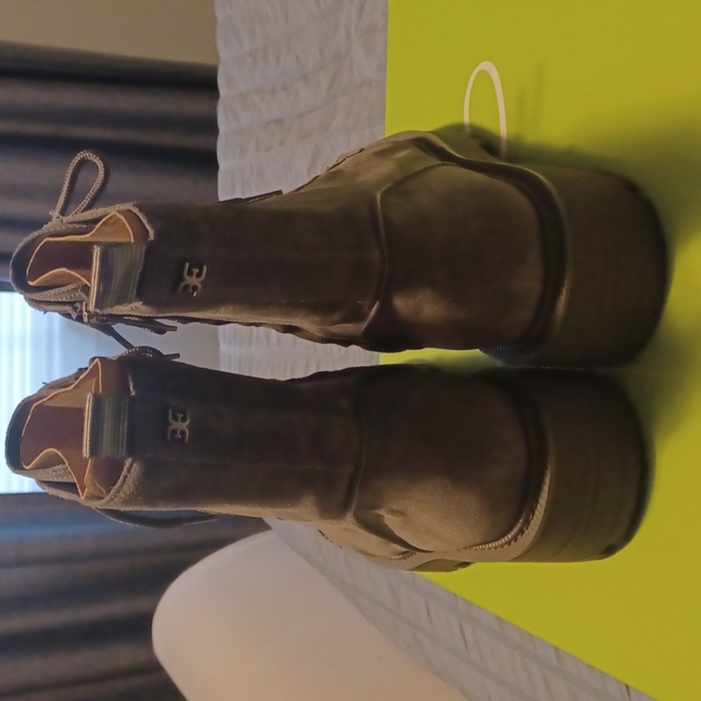 Boots - Picture 2 of 4